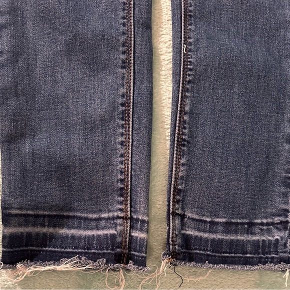 L & B Jeans. Super cute knee detail
T1 - Picture 5 of 11